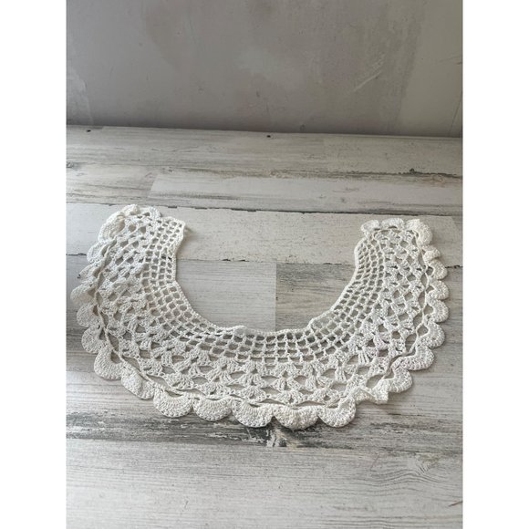 Woman’s white crocheted collar with no closure - Picture 3 of 4